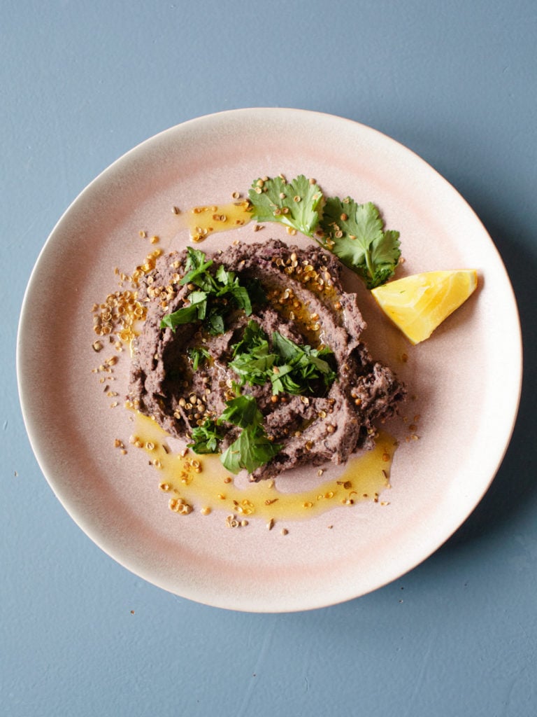 Hummus aus schwarzen Bohnen mit Oliven &amp; dunklem Tahin